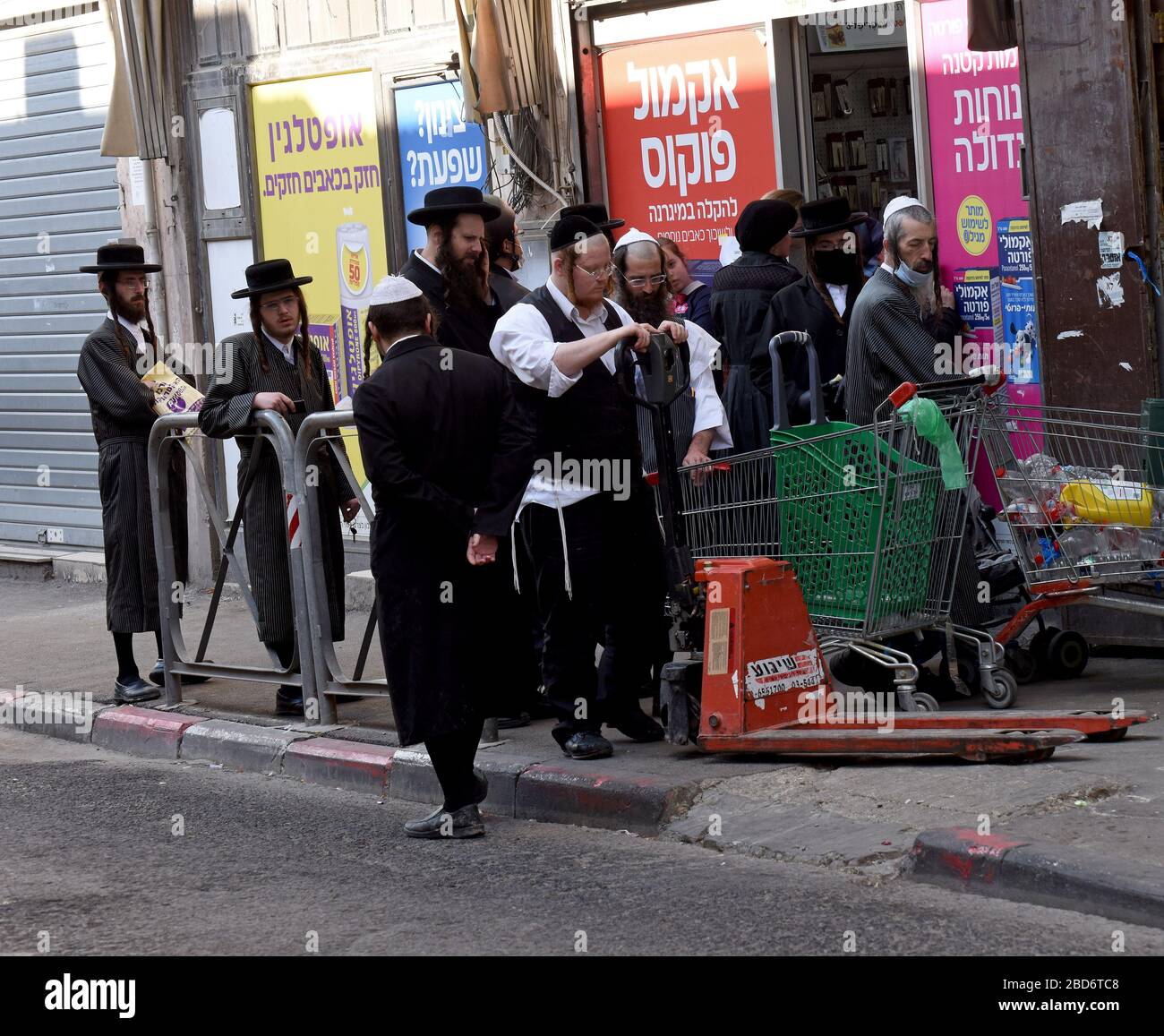 Jérusalem, Israël. 7 avril 2020. Les Juifs ultra-orthodoxes attendent d'entrer dans un magasin pour faire des achats pour les vacances juives de Pâque, le mardi 7 mars, à Mea Shearim, Jérusalem. Le premier ministre israélien Benjamin a annoncé de sévères restrictions de voyage et un couvre-feu pour les vacances de la Pâque, comme un effort pour arrêter la propagation du coronavirus. Photo par Debbie Hill/UPI crédit: UPI/Alay Live News Banque D'Images