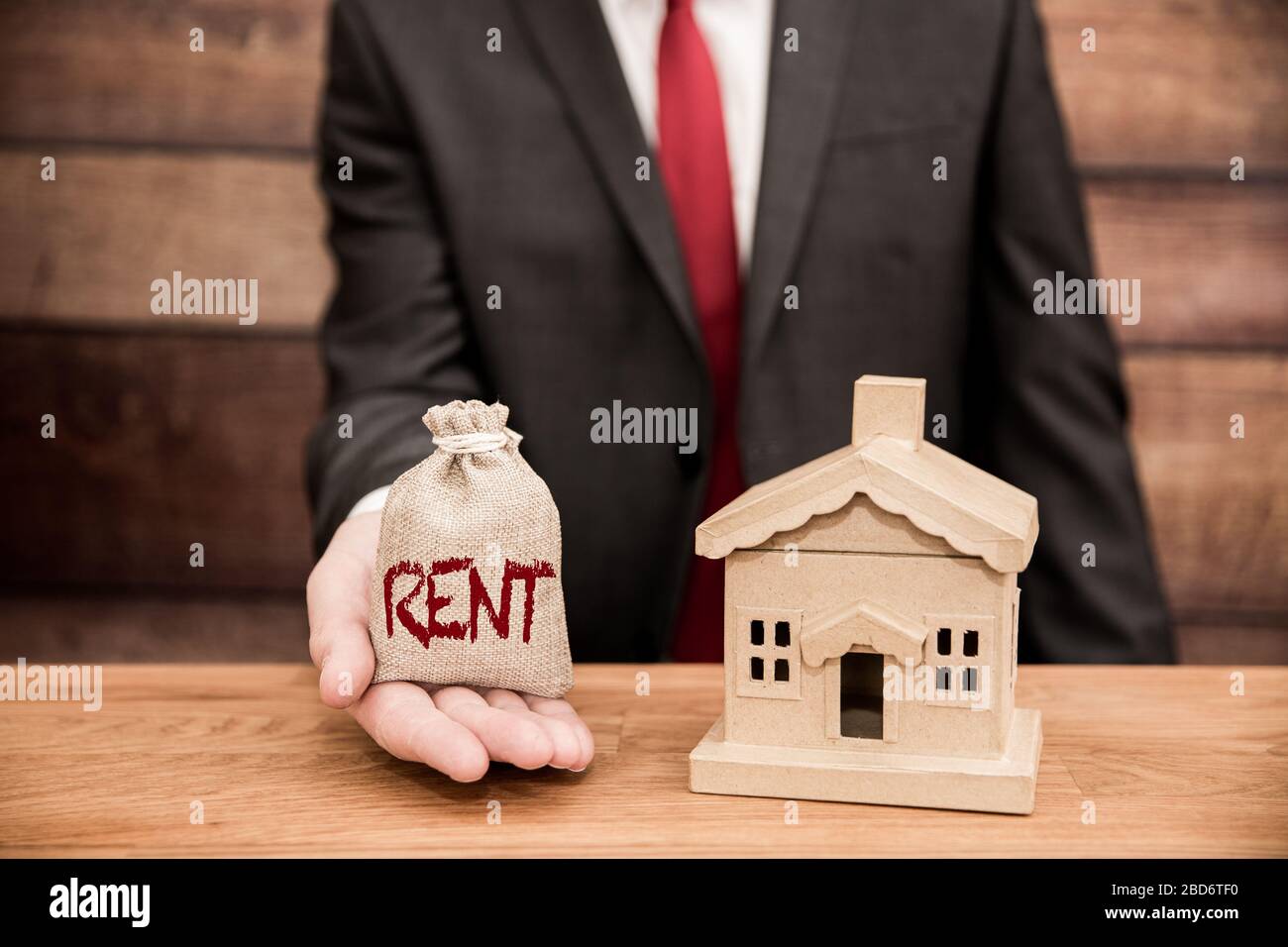 Un concept de logement d'un propriétaire ou d'un propriétaire de maison exigeant ou payant un loyer pour un bien immobilier Banque D'Images