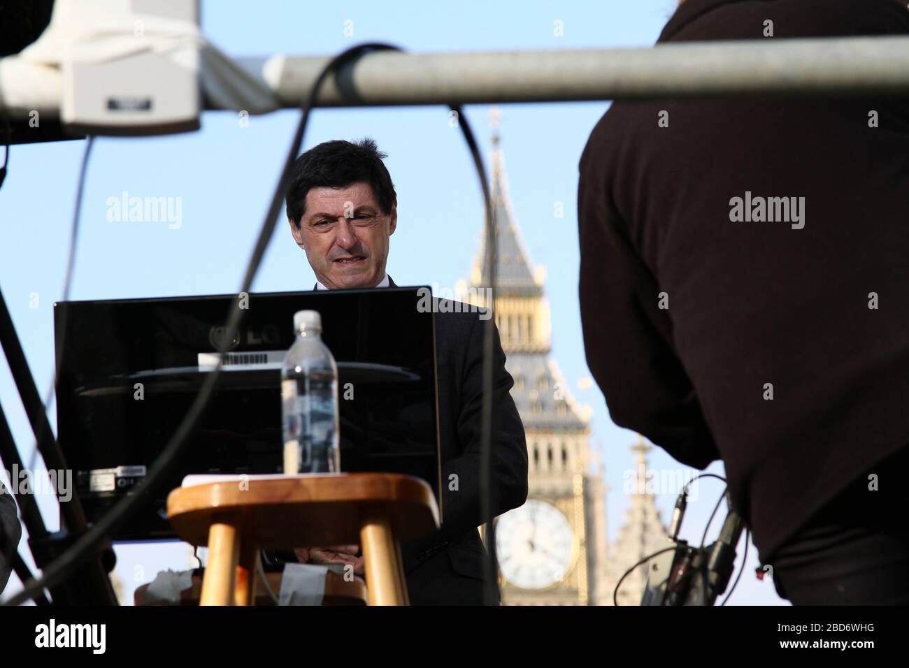 JON SOPEL, RÉDACTEUR POLITIQUE EN AMÉRIQUE DU NORD, SE PRÉPARE POUR BRORDCASTING THE BBC NEWS. NOUVELLES NATIONNELLES CHANELL BBC WORLD NEWS. HARDTALK. LE SPECTACLE POLITIQUE. AUTOUR DE WESTMINSTER. PHOTO À WESTMINSTER , LONDRES, ROYAUME-UNI, LE 21 MARS 2012. Banque D'Images