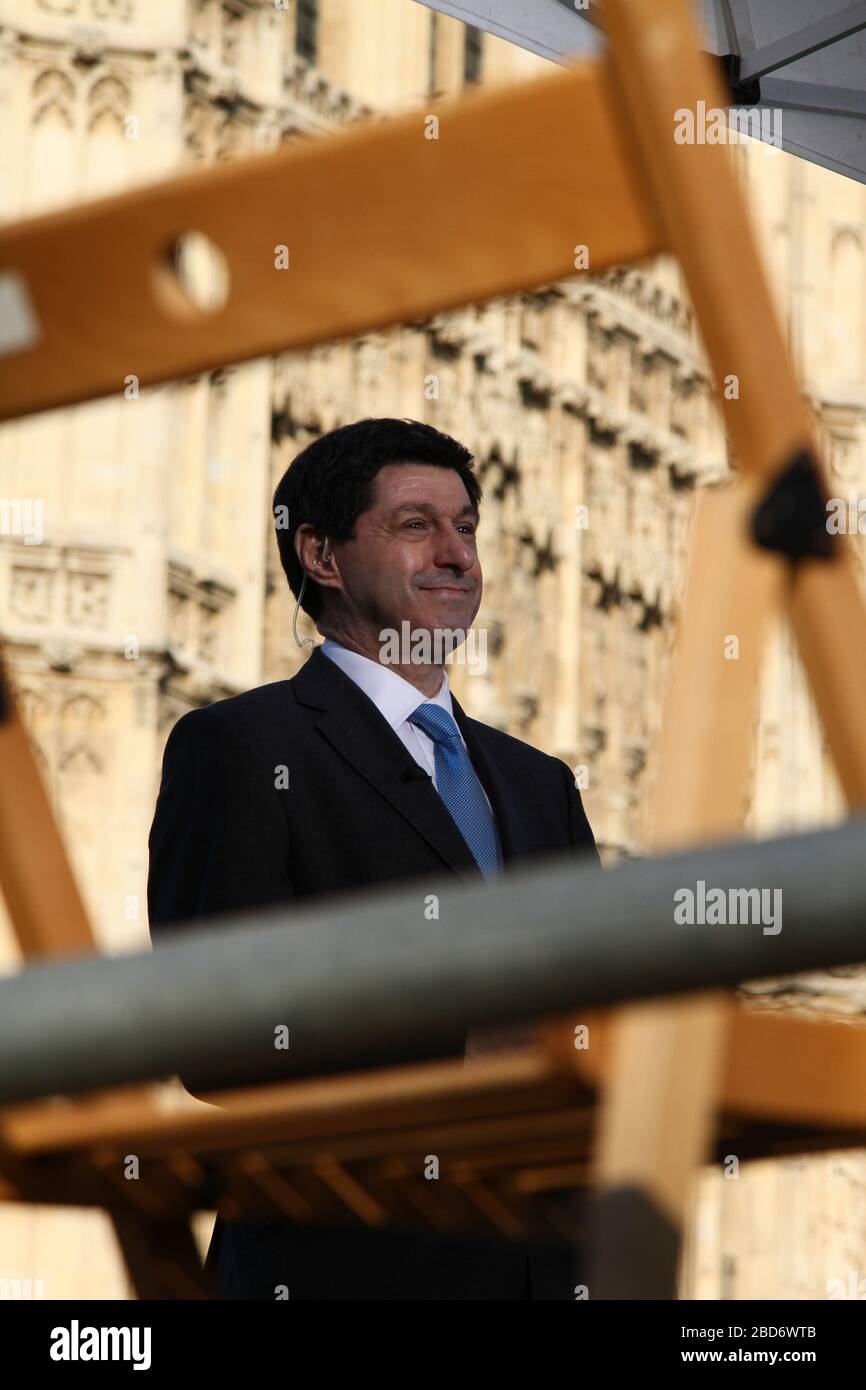 JON SOPEL, RÉDACTEUR POLITIQUE EN AMÉRIQUE DU NORD, SE PRÉPARE POUR BRORDCASTING THE BBC NEWS. NOUVELLES NATIONNELLES CHANELL BBC WORLD NEWS. HARDTALK. LE SPECTACLE POLITIQUE. AUTOUR DE WESTMINSTER. PHOTO À WESTMINSTER , LONDRES, ROYAUME-UNI, LE 21 MARS 2012. Banque D'Images