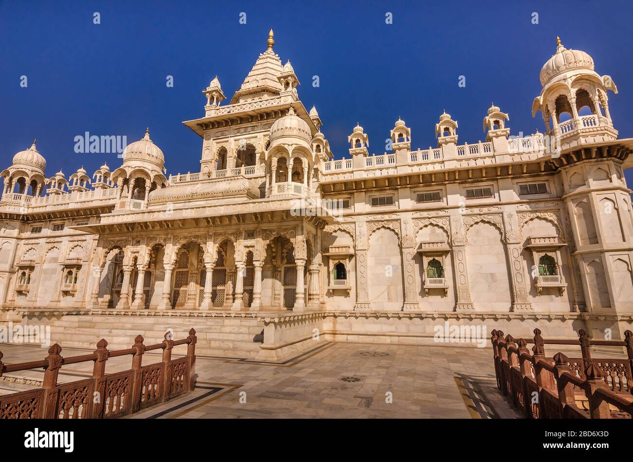 JODHPUR, INDE – DEC. 02, 2019: Célèbre mausolée Jaswant Thada au Rajasthan, un mémorial en marbre blanc connu sous le nom de Taj Mahal de Mewar. Banque D'Images