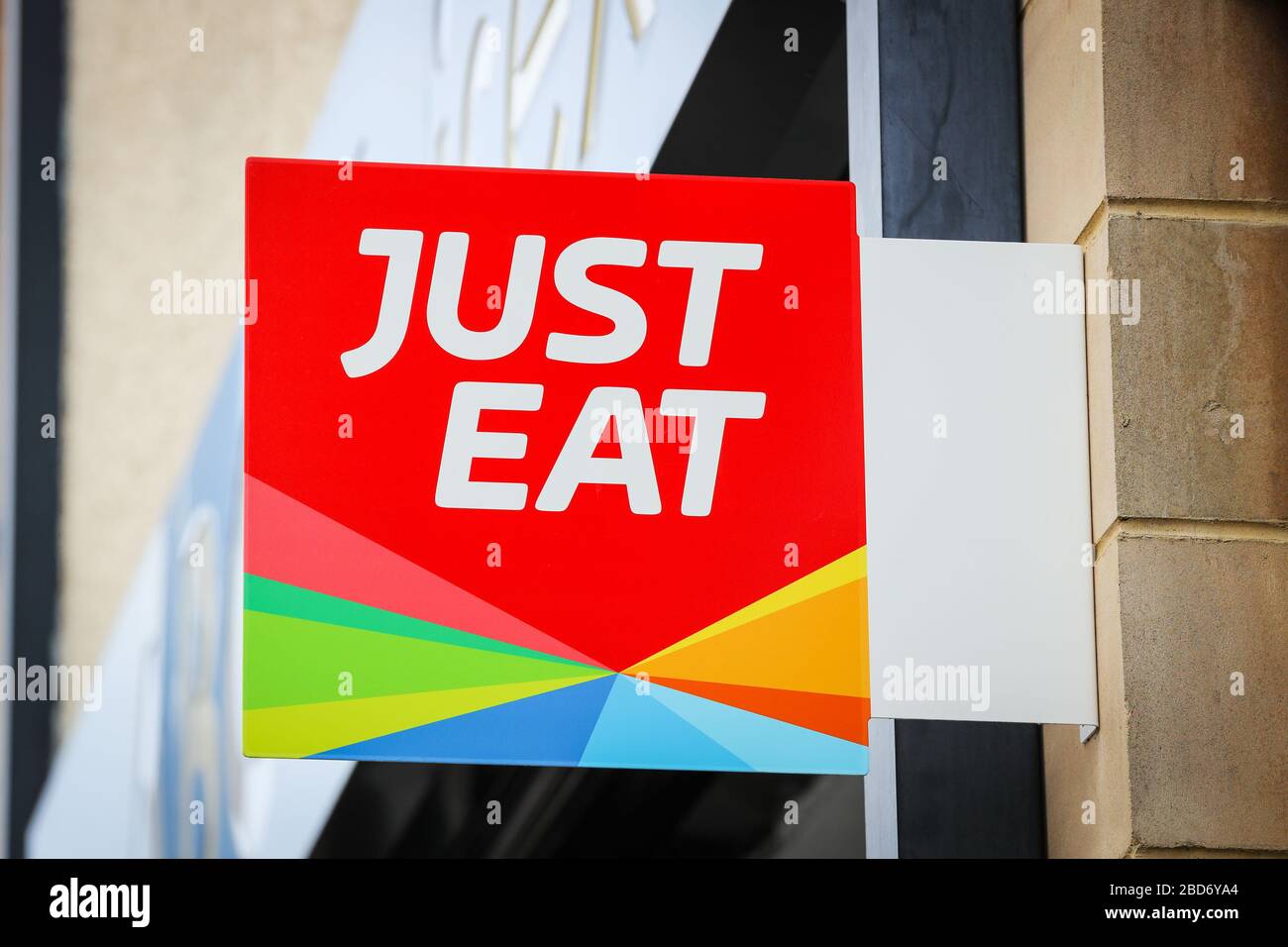 Il suffit de manger logo signalisation à domicile livraison de nourriture compagnie en dehors d'un restaurant de rachat, Kilmarnock, Royaume-Uni Banque D'Images