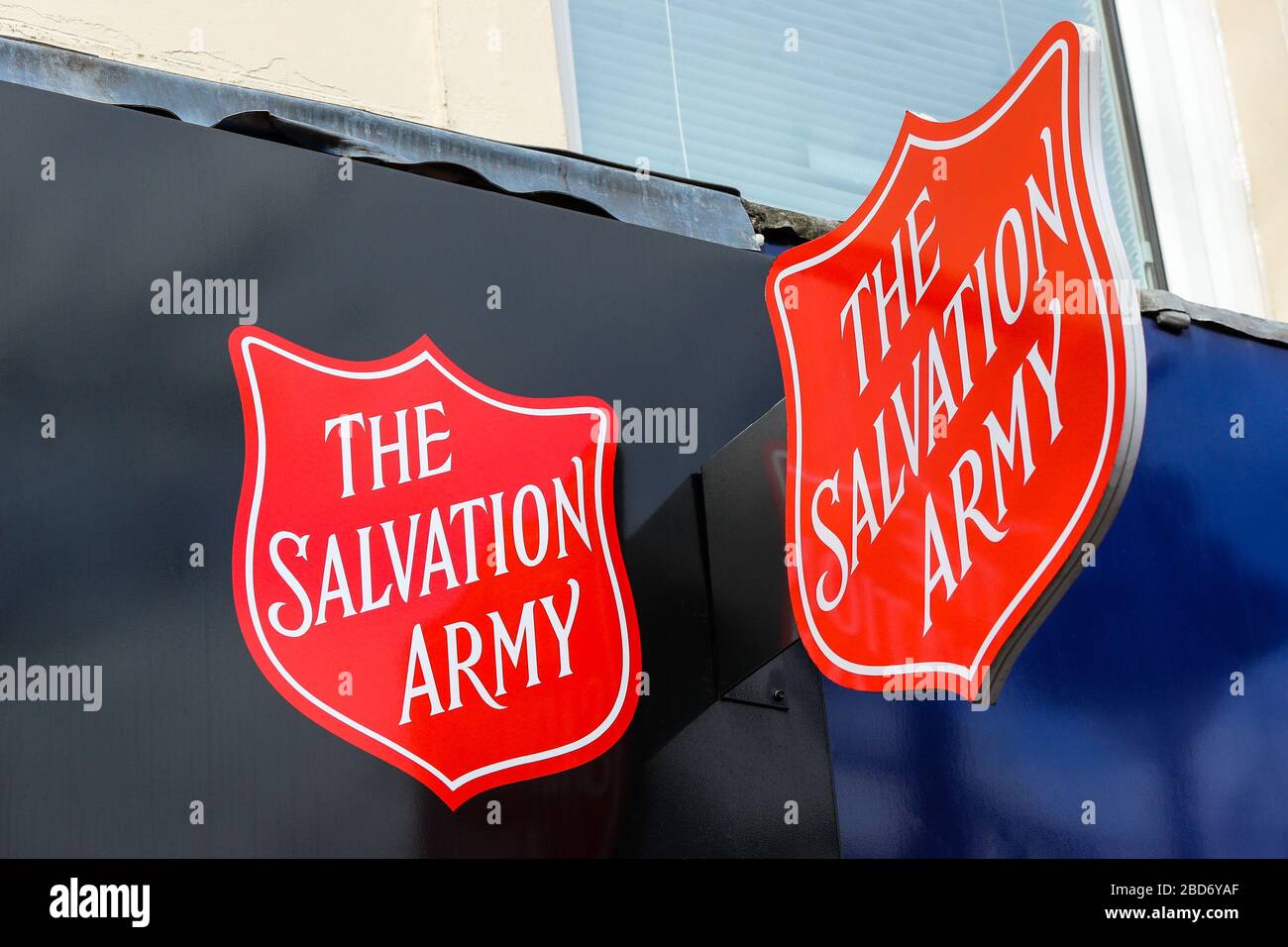 Logo de l'Armée du Salut monté sur le mur de l'un de leurs magasins de charité, Kilmarnock, Royaume-Uni Banque D'Images