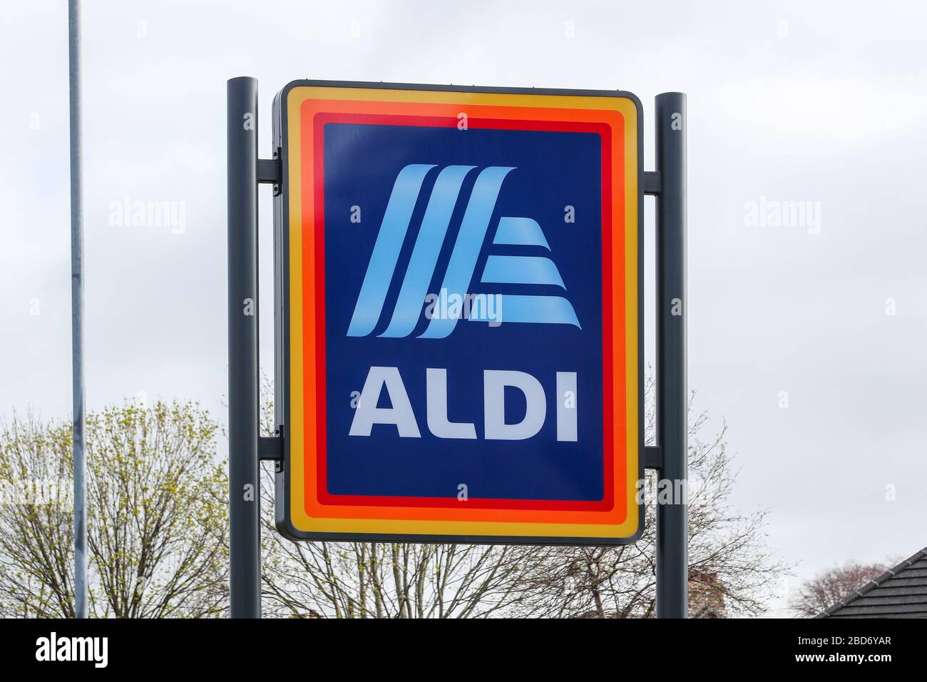 Panneau de la société Aldi avec logo sur des poteaux surélevés à l'extérieur d'un magasin, Kilmarnock, Royaume-Uni Banque D'Images