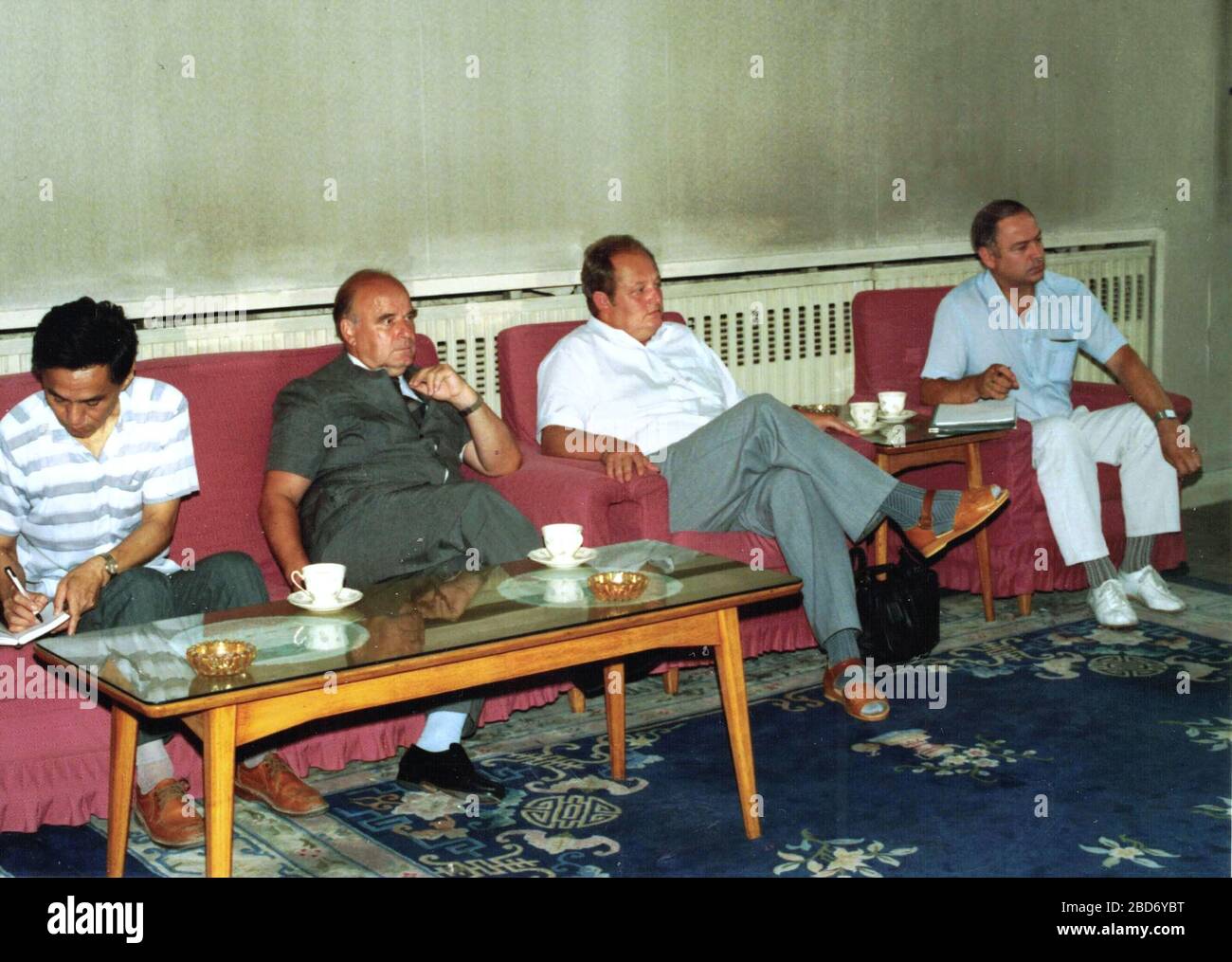 CHINE - 1989: Photo rétro montre des hommes d'affaires européens avec un partenaire chinois lors d'une réunion d'affaires. Banque D'Images