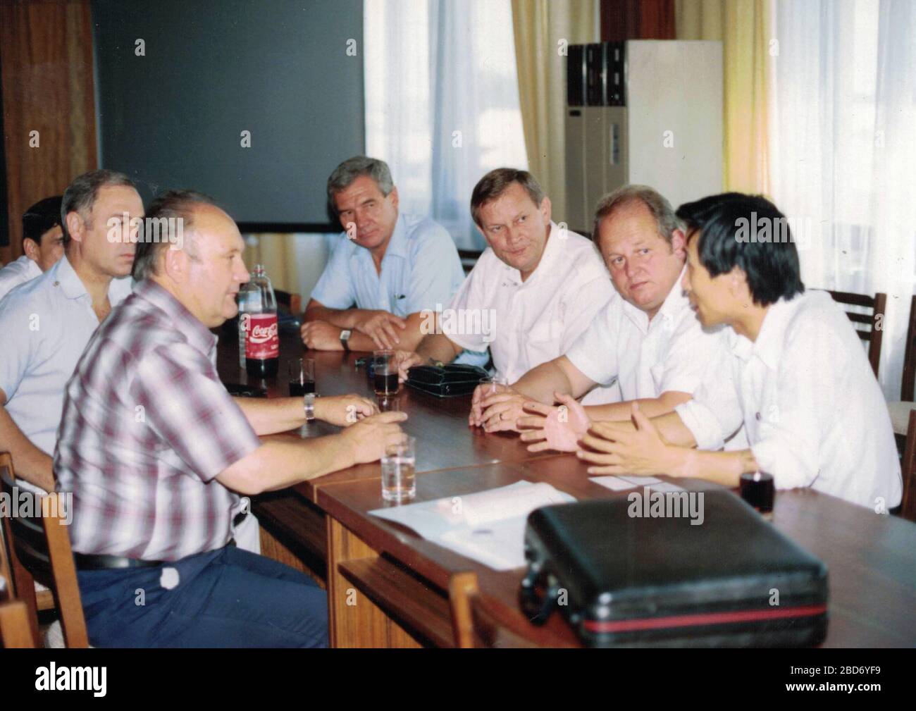 CHINE - 1989: Photo rétro montre un groupe de caucasiens - hommes d'affaires européens et hommes d'affaires chinois lors de la réunion d'affaires. Banque D'Images