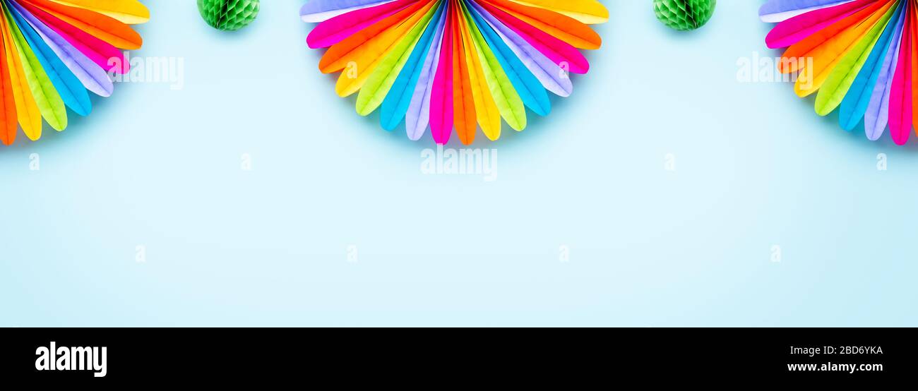 Décoration colorée d'anniversaire en bleu. Vue de dessus. Bannière pour le site Web. Fond du cirque. Banque D'Images