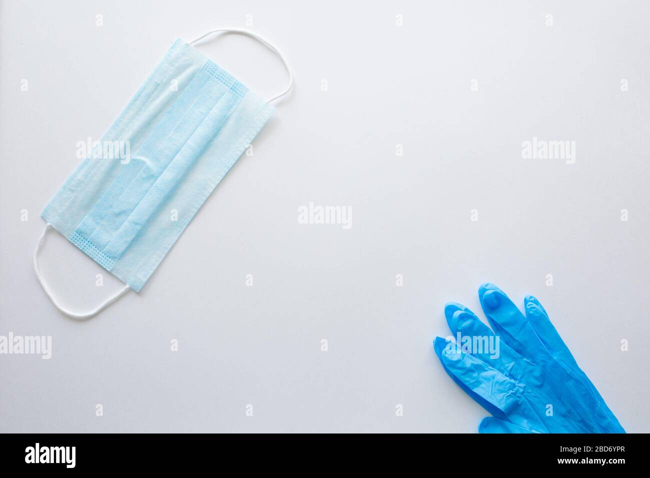 Gants médicaux et masque chirurgical sur fond blanc.concept pandémie Covid-19, protection contre le coronavirus. Banque D'Images
