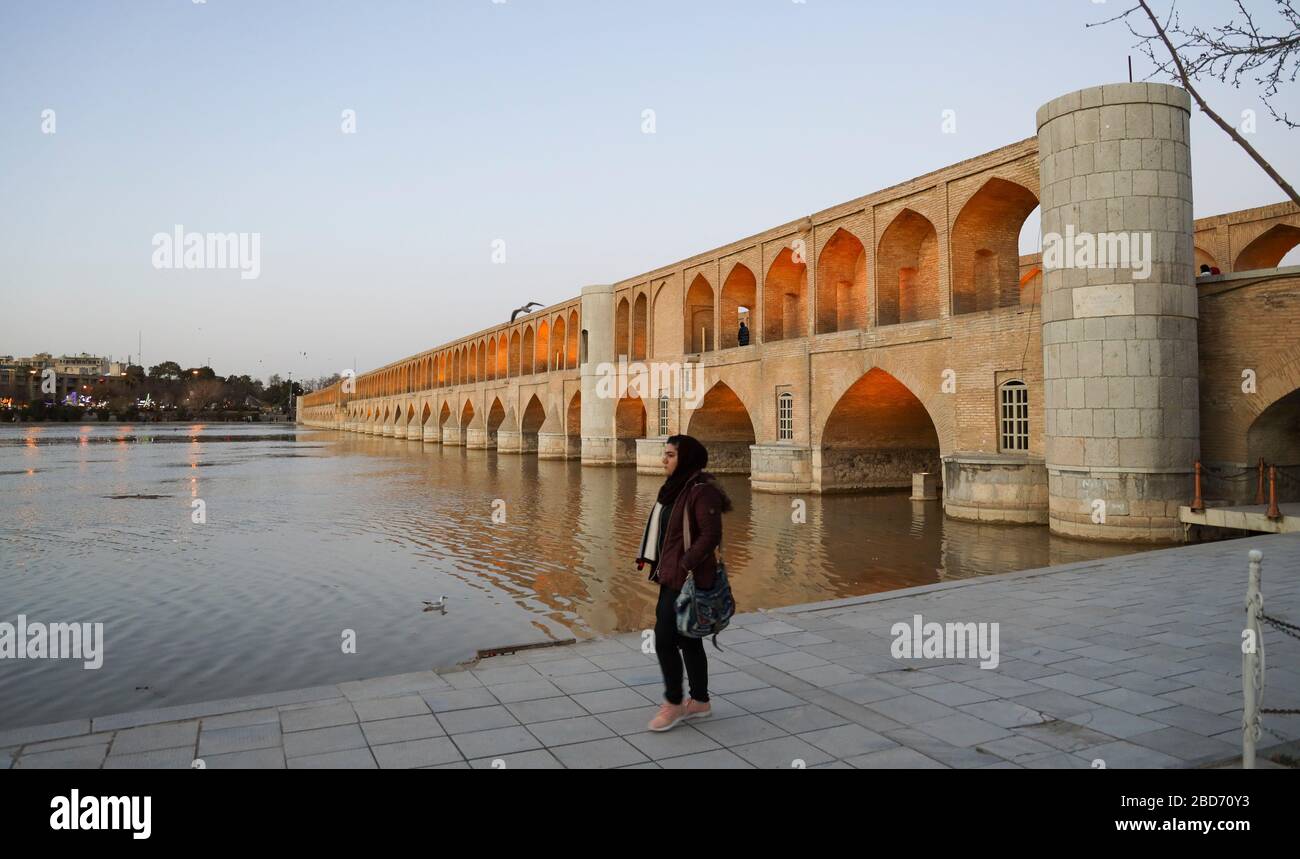 Vue sur le pont d'Allahverdi Khan (pont si-o-se Pol 33 Arches) au-dessus de la rivière Zayandeh, Isfahan, province d'Esfahan, Iran, Moyen-Orient Banque D'Images