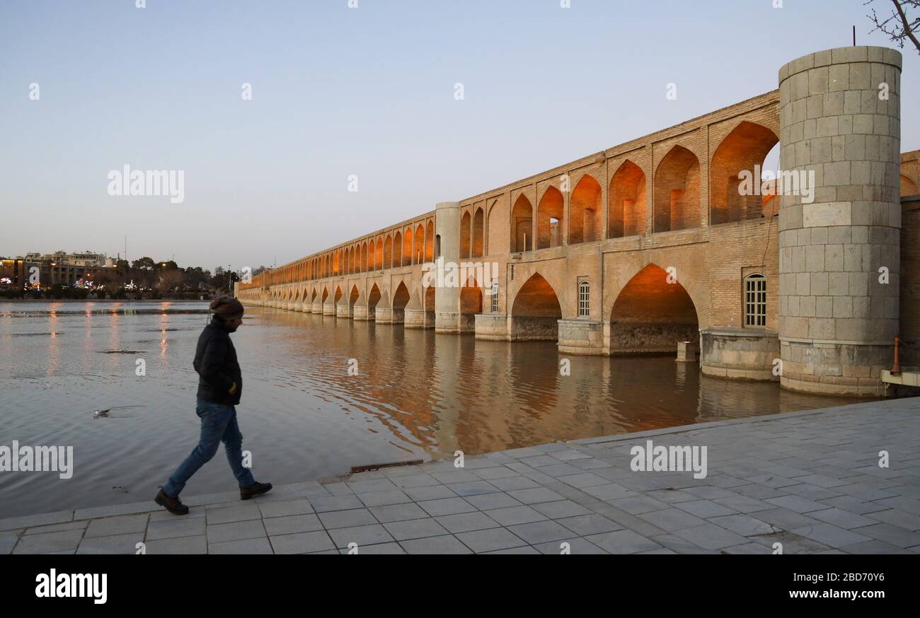 Vue sur le pont d'Allahverdi Khan (pont si-o-se Pol 33 Arches) au-dessus de la rivière Zayandeh, Isfahan, province d'Esfahan, Iran, Moyen-Orient Banque D'Images