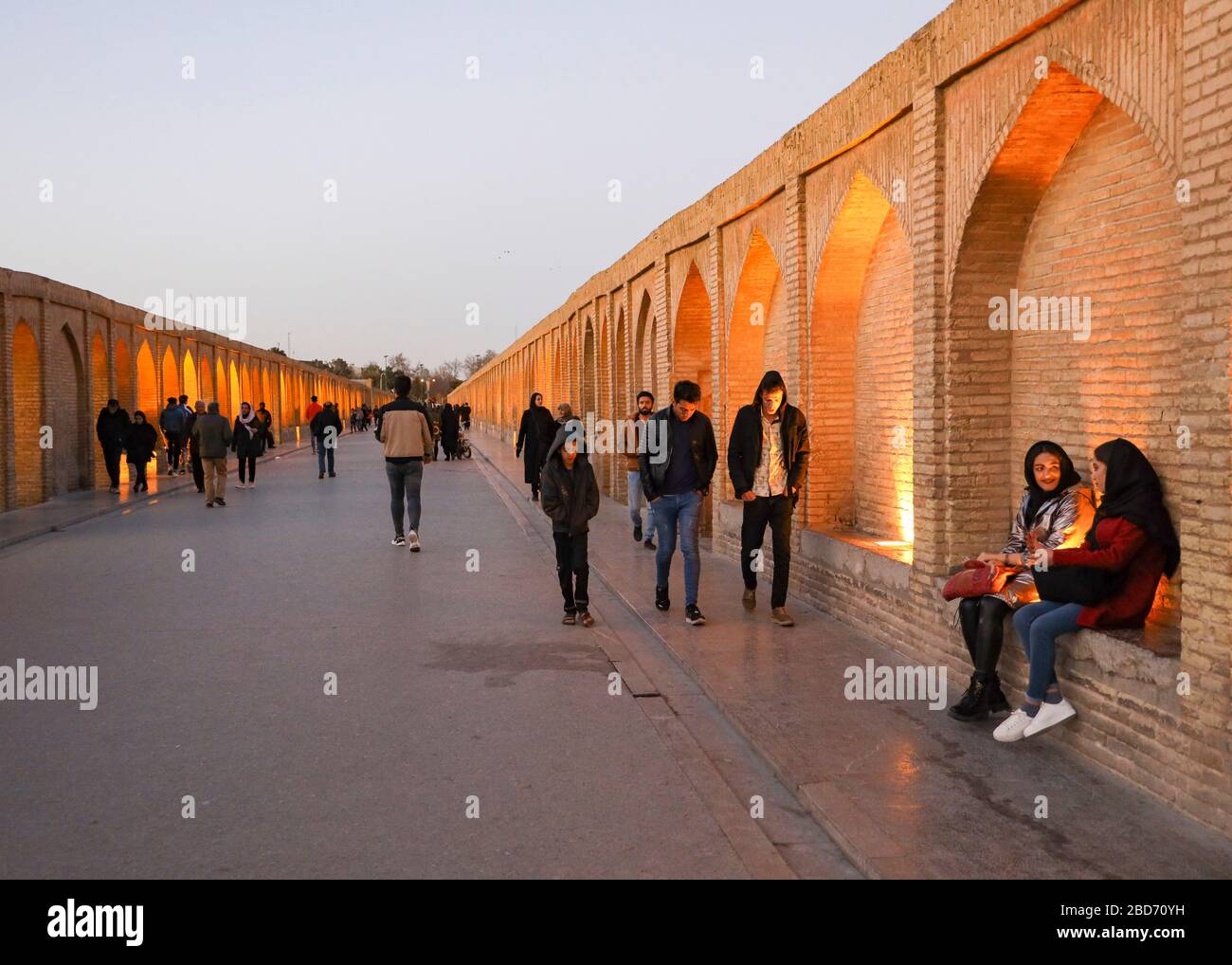 Les gens marchant et assis sur le pont d'Allahverdi Khan (pont si-o-se Pol 33 Arches) au-dessus de la rivière Zayandeh, Isfahan, province d'Esfahan, Iran, Moyen-E Banque D'Images