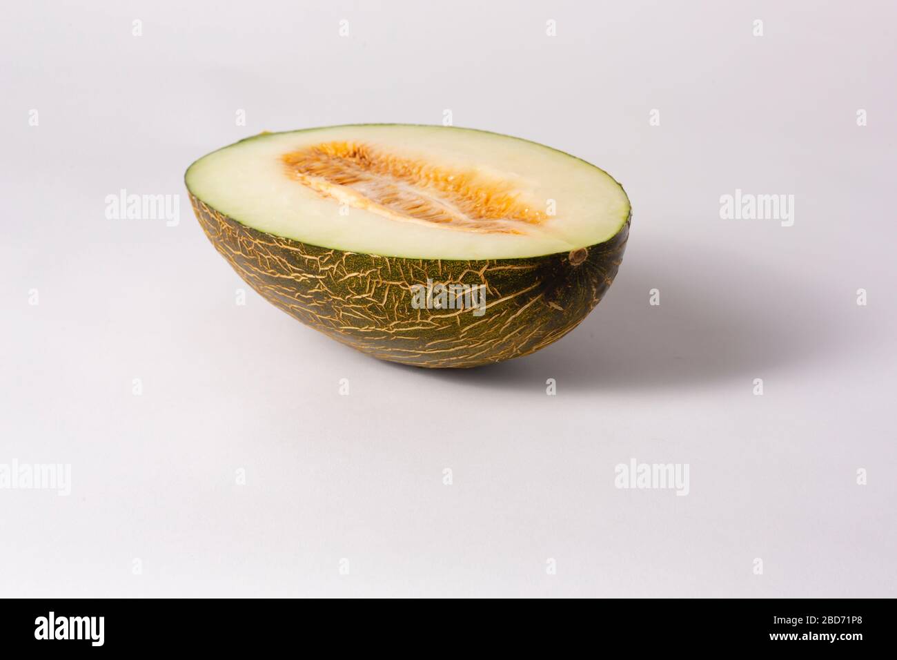 Melon en tranches sur fond blanc Banque D'Images