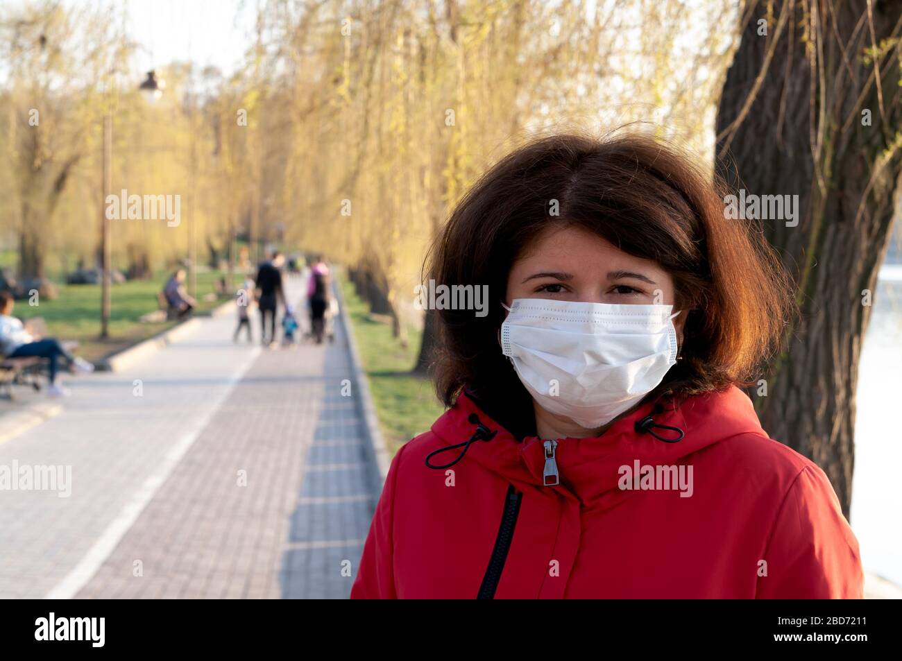 Portrait d'une femme avec masque médical. Quarantaine mondiale en 2020. Prévention de l'éclosion de coronavirus SRAS-COV-2 Banque D'Images