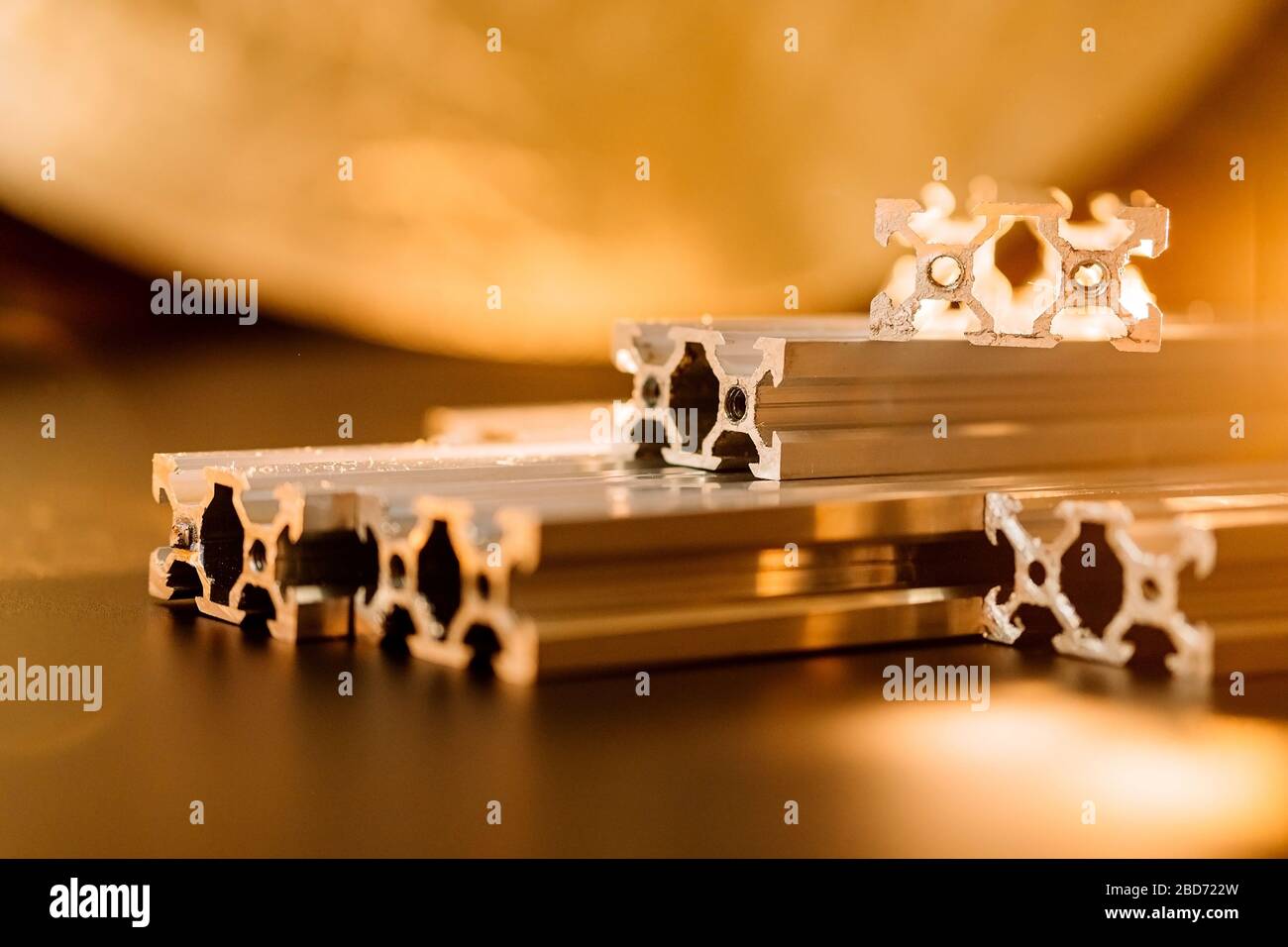 le profil en aluminium à rainure en v se trouve sur une table noire, une surface de travail avec une lanterne lumineuse. comment assembler une machine cnc faites-la vous-même Banque D'Images