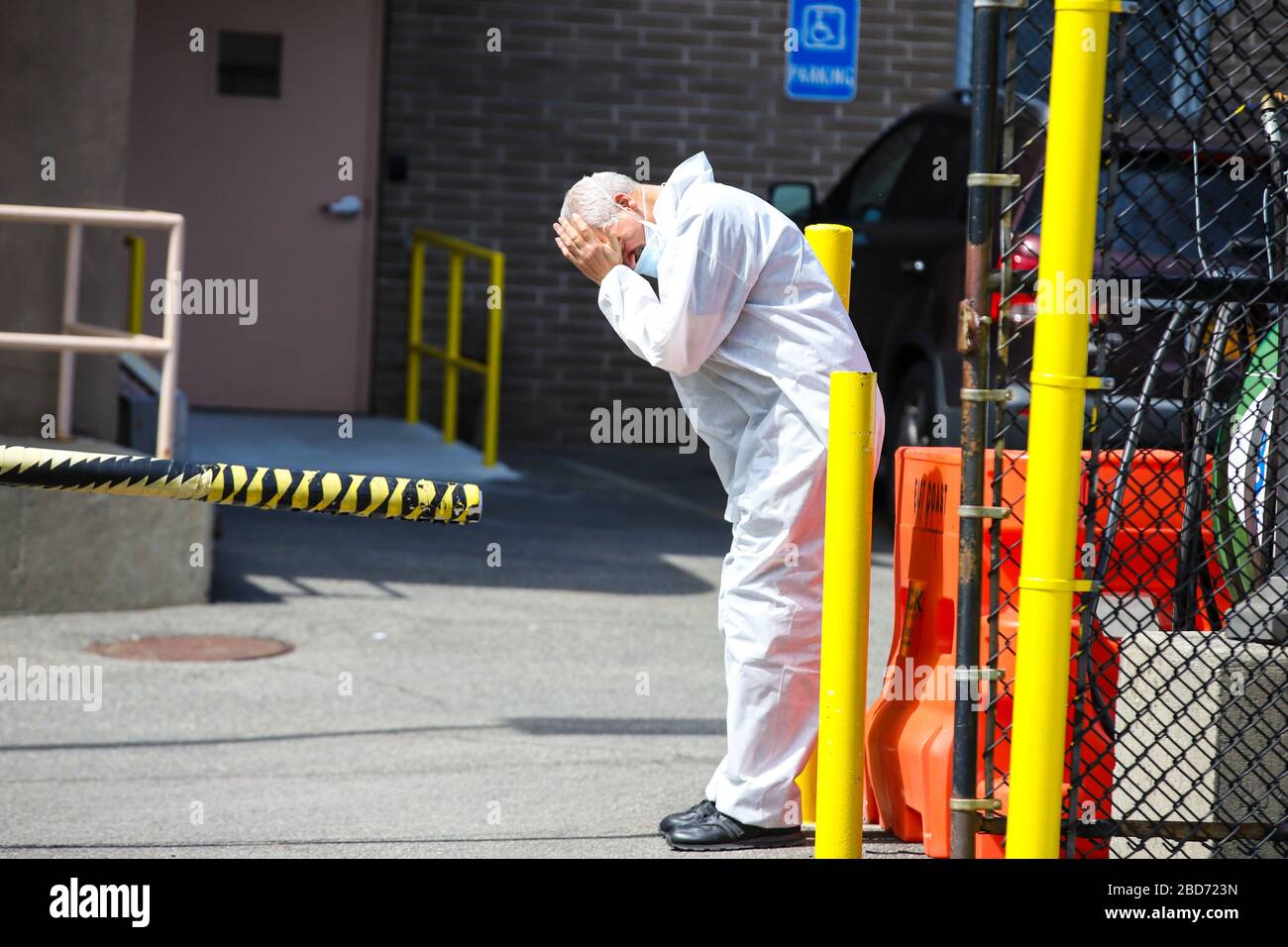 New York, États-Unis. 7 avril 2020. Un professionnel de la santé crie devant l'hôpital du centre médical de Wyckoff à Brooklyn, New York, lors d'une pandémie de coronavirus COVID-19 aux États-Unis. Crédit: Brésil photo Press/Alay Live News Banque D'Images