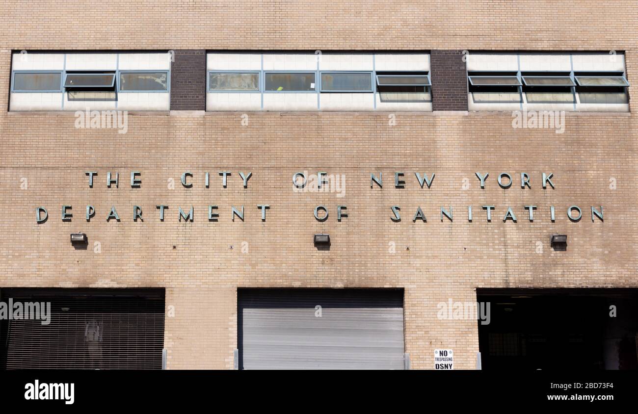 Gros plan sur les lettres métalliques ID sur la façade du garage principal du Département de l'assainissement de la ville de New York Banque D'Images