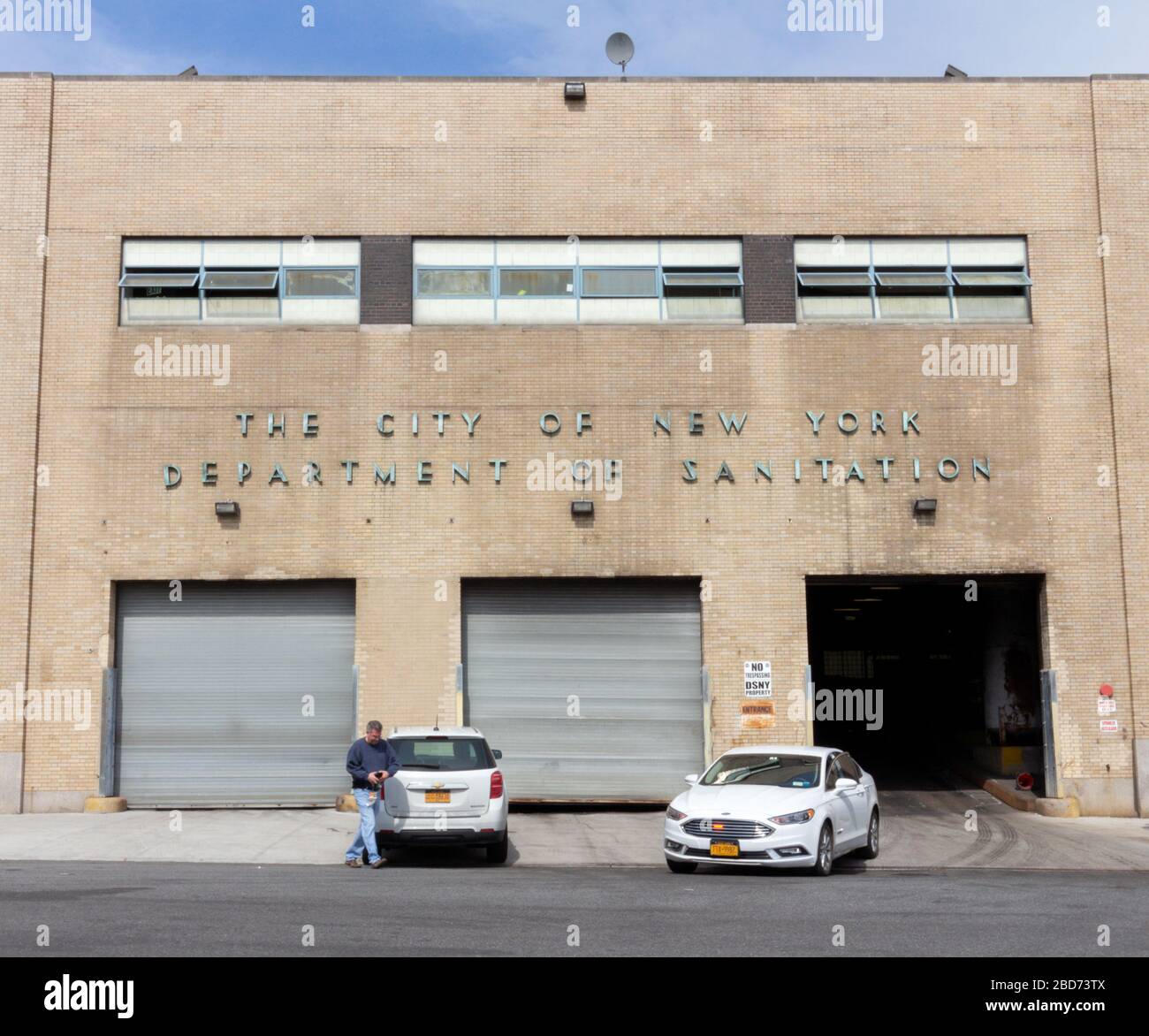 La façade du garage principal dans un dépôt du Département de l'assainissement de la ville de New York, le plus grand département d'assainissement au monde Banque D'Images