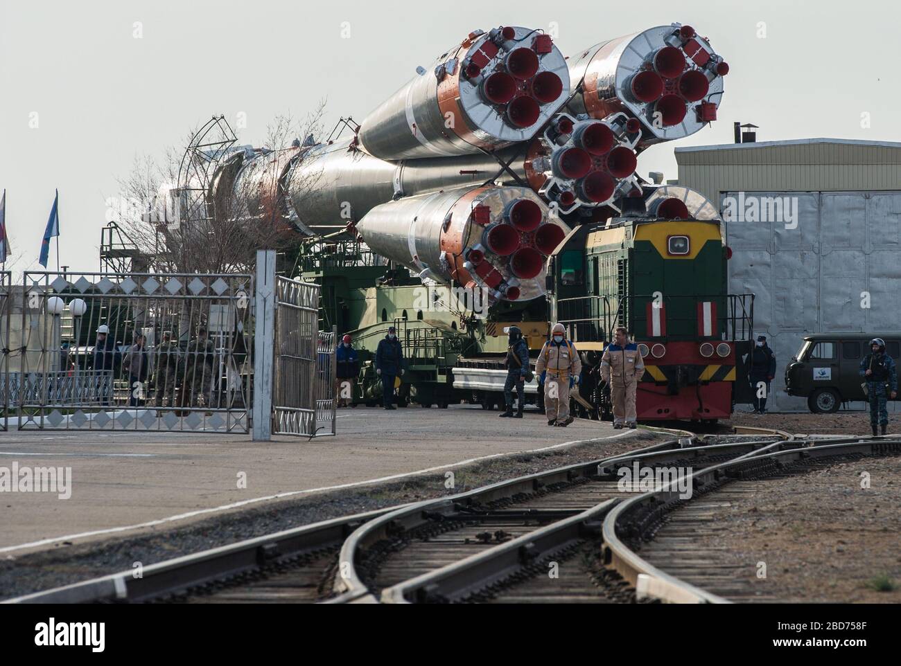 BAÏKONOUR, KAZAKHSTAN - 06 avril 2020 - au Cosmodrome de Baïkonour au Kazakhstan, l'engin Soyuz MS-16 et son booster sont transportés de l'i Banque D'Images