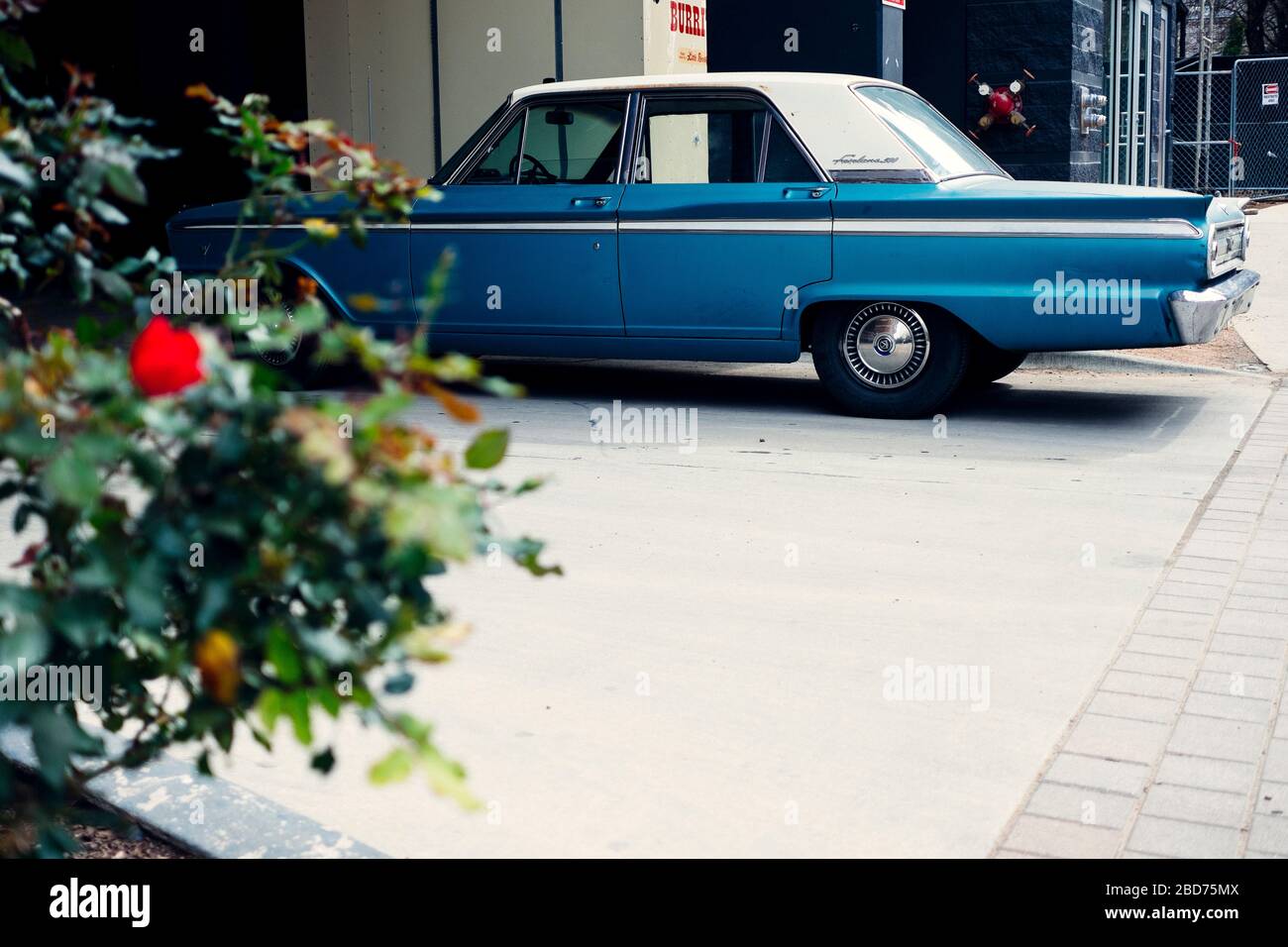 Une Ford Fairlane 500 délabrée dans le centre-ville d'Austin, Texas Banque D'Images