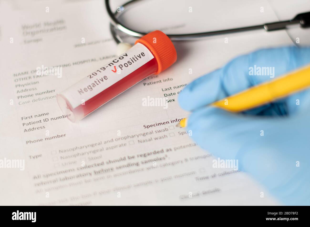 La propagation du coronavirus est documentée par un médecin après un test positif Banque D'Images