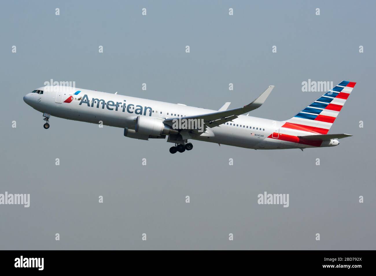 Paris / France - 24 avril 2015 : départ de l'avion passager American Airlines Boeing 767-300 N345AN et décollage à l'aéroport Paris Charles de Gaulle Banque D'Images