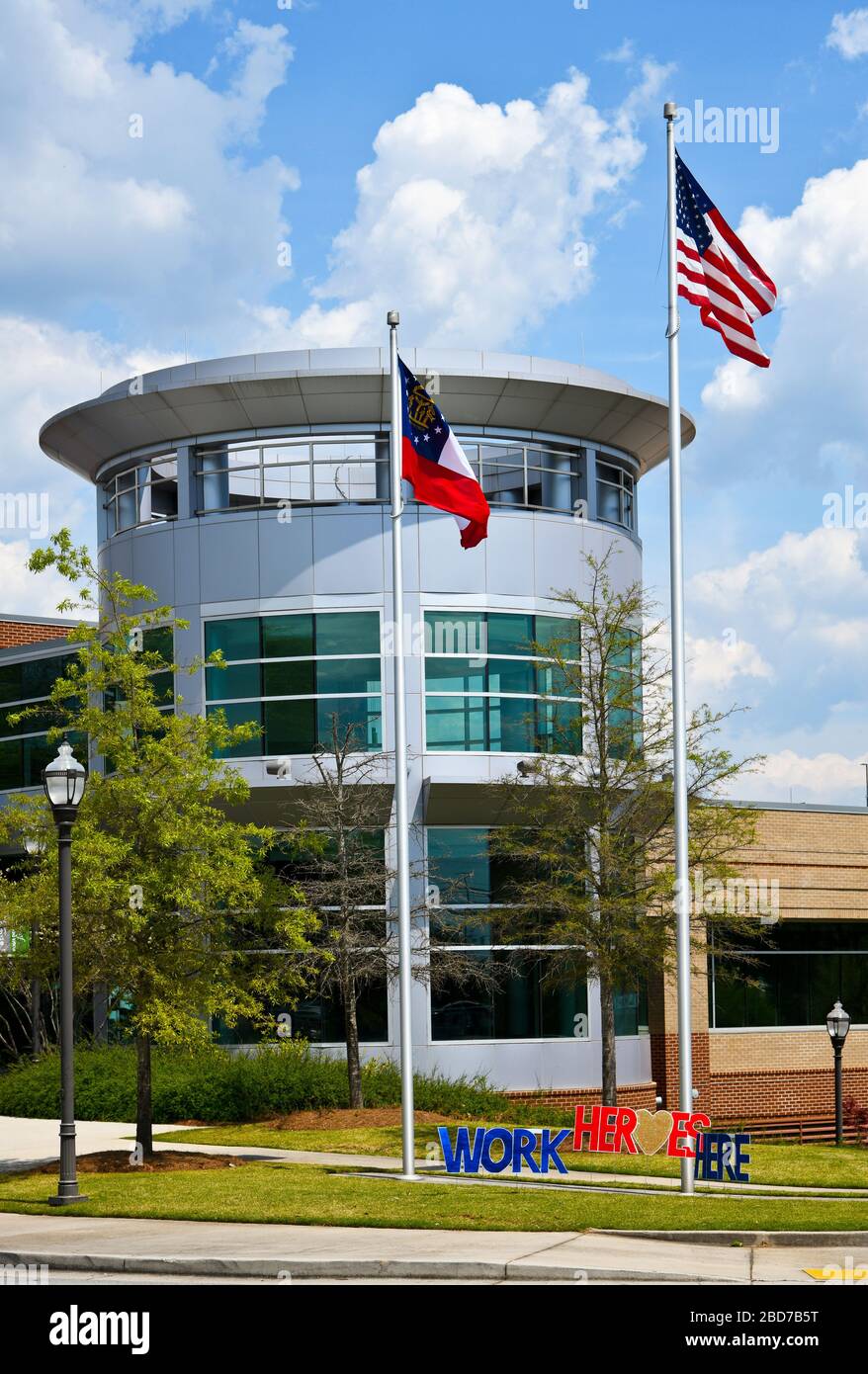 Carrollton, GA / USA - 6 avril 2020: Heroes Work here Sign in Front of Tanner Medical Center Honoring the Doctors, Nurses and entière Medical Staff wh Banque D'Images