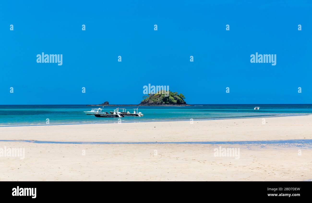 Bateaux sur la rive, plage d'Andilana, île de Nosy Be, Madagascar Banque D'Images