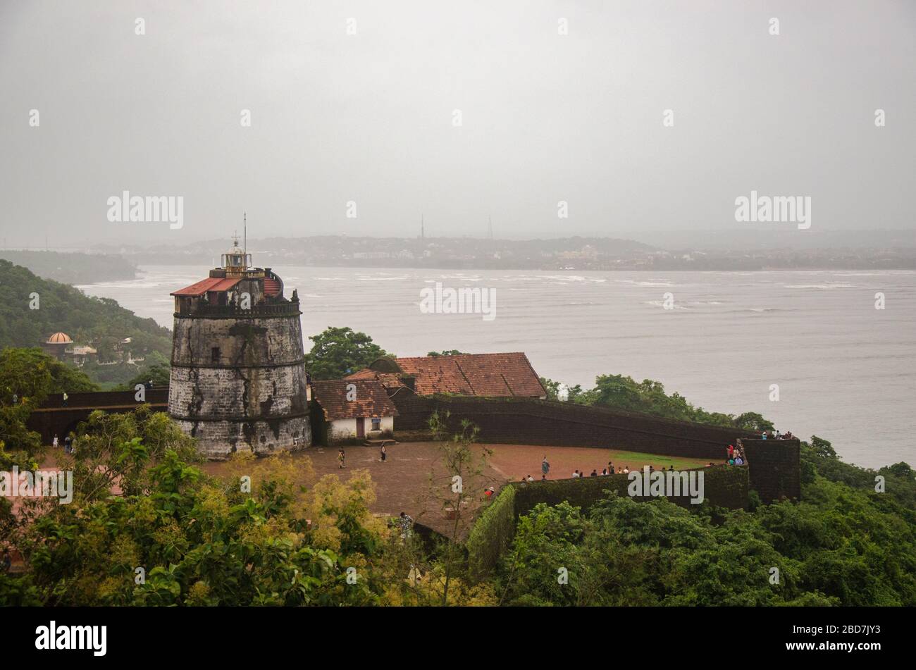 Vue sur le phare portugais de quatre étages, érigé en 1864 et le plus ancien de son genre en Asie au fort d'Aguada, Goa, Inde Banque D'Images