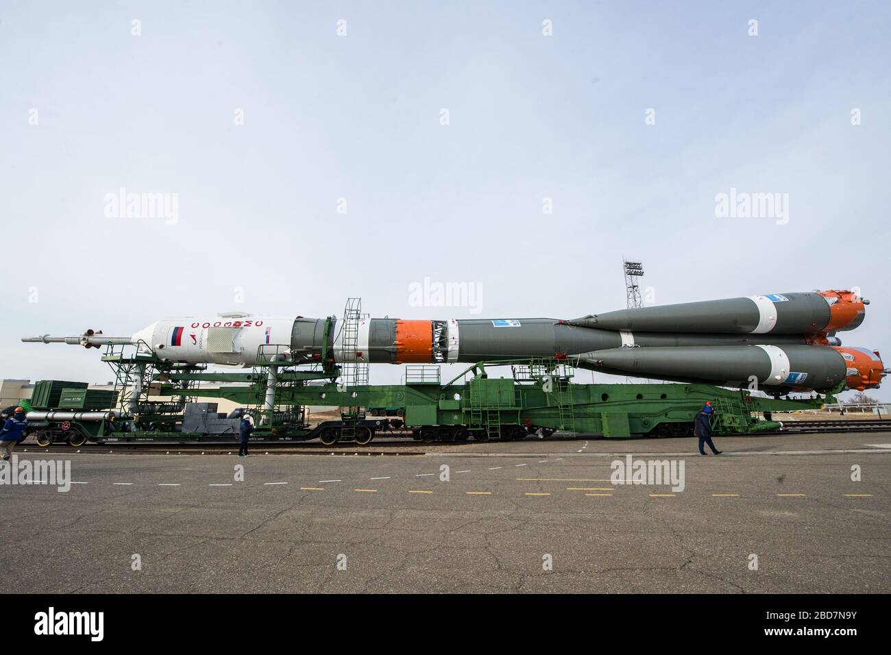 BAÏKONOUR, KAZAKHSTAN - 06 avril 2020 - au Cosmodrome de Baïkonour au Kazakhstan, l'engin Soyuz MS-16 et son booster sont transportés de l'i Banque D'Images