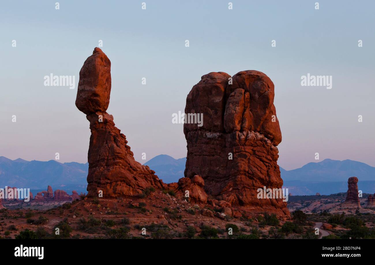 Rock équilibré au coucher du soleil, Arches National Park, Utah, États-Unis. Banque D'Images