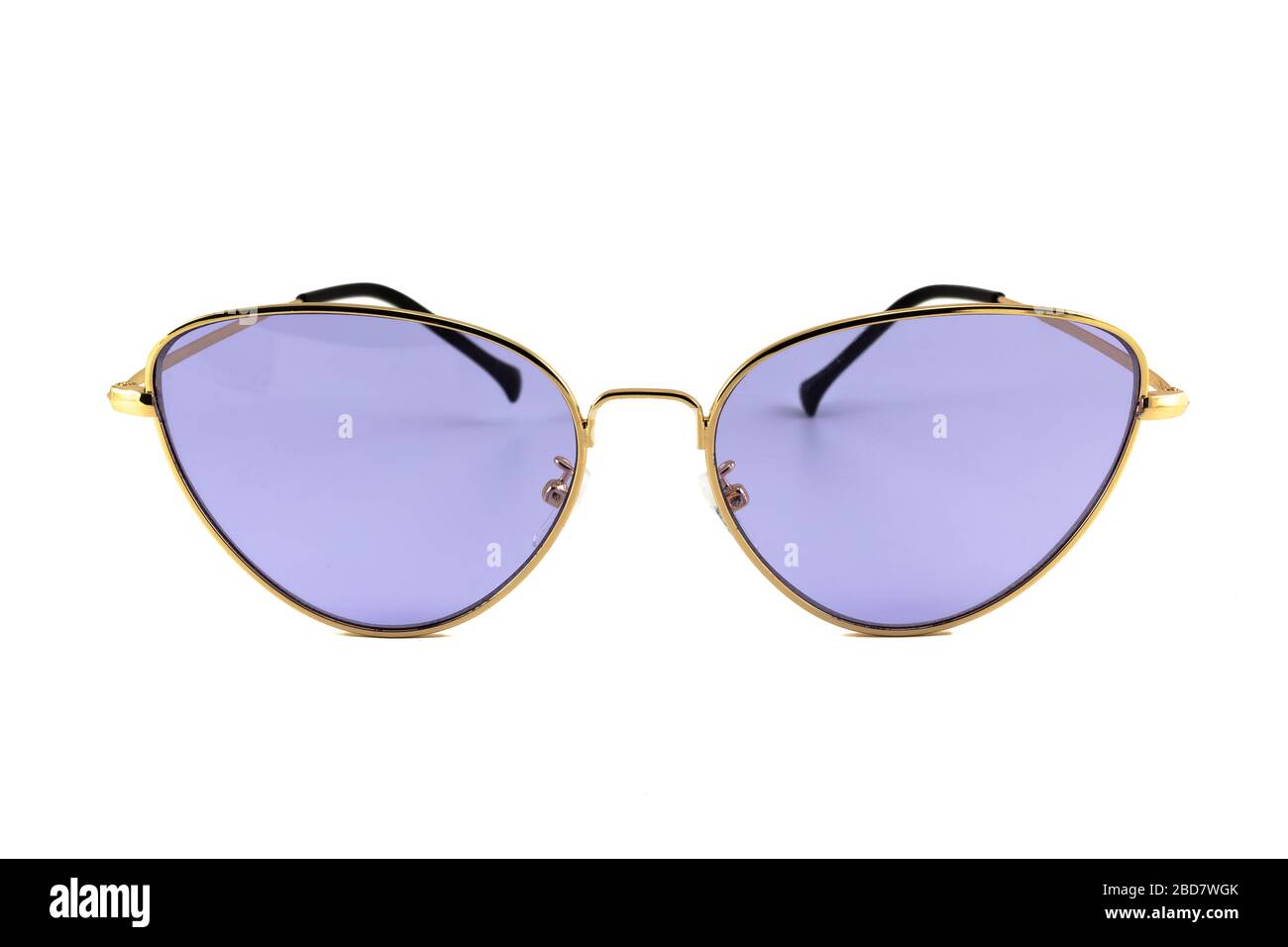 Lunettes de soleil à motif chat de couleur violette avec enveloppement doré autour de cadres isolés sur fond blanc, vue avant Banque D'Images