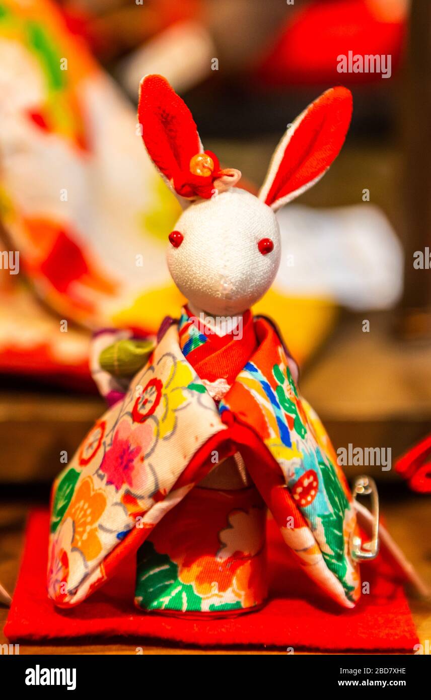 Tokyo, Japon: 24 octobre 2019: Souvenirs japonais mignons à Asakusa, près du temple Senso-ji. Lapin dans kimono Banque D'Images