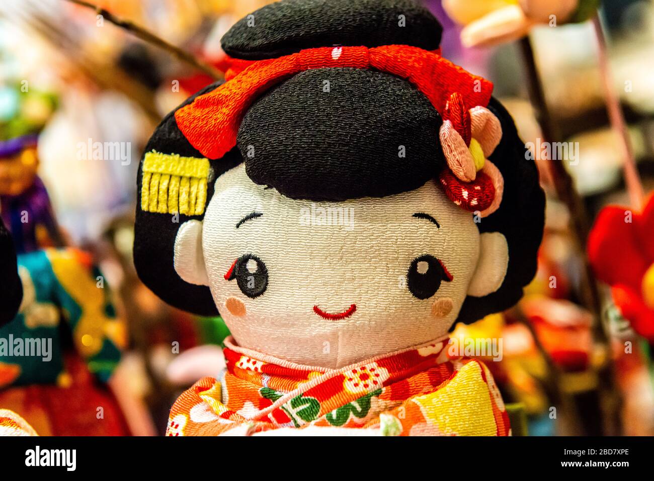 Tokyo, Japon: 24 octobre 2019: Souvenirs japonais mignons à Asakusa, près du temple Senso-ji. Poupée dans un kimono Banque D'Images