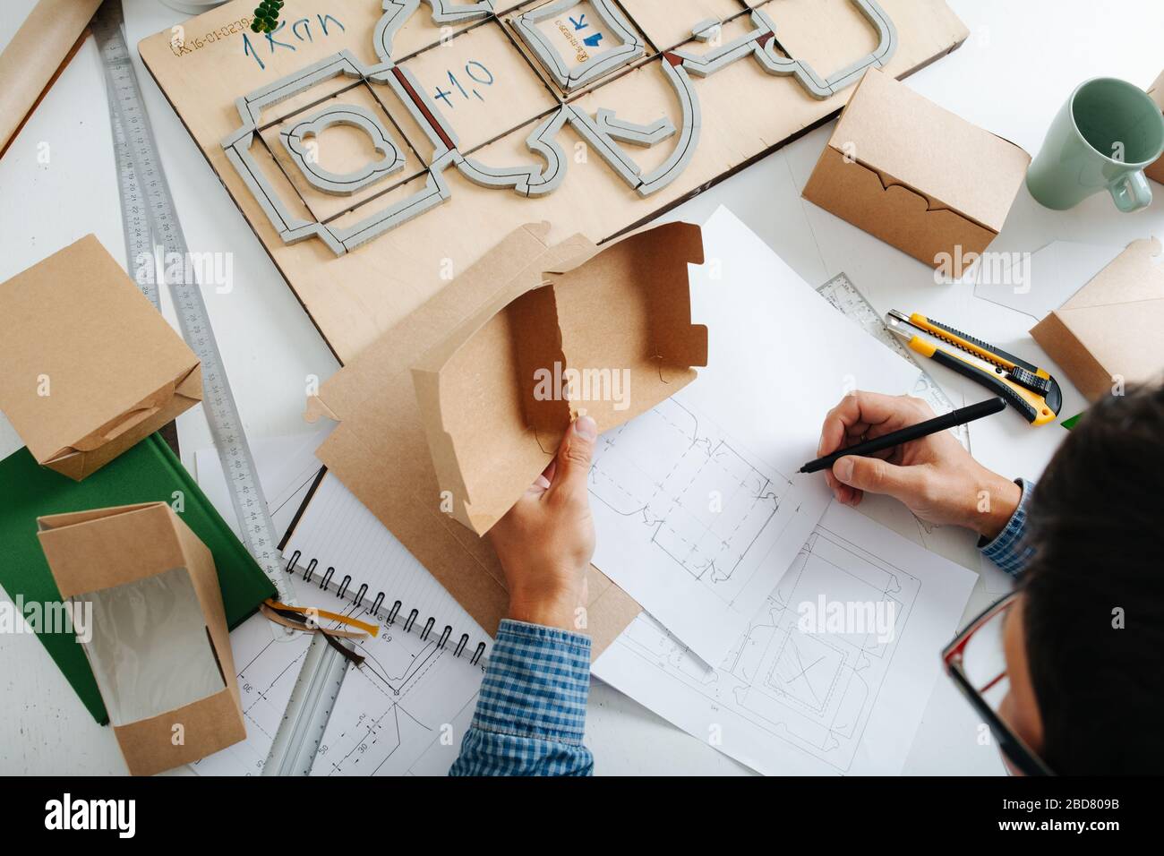 Box Maker regardant la boîte, la mise en plan de ses schémas Banque D'Images
