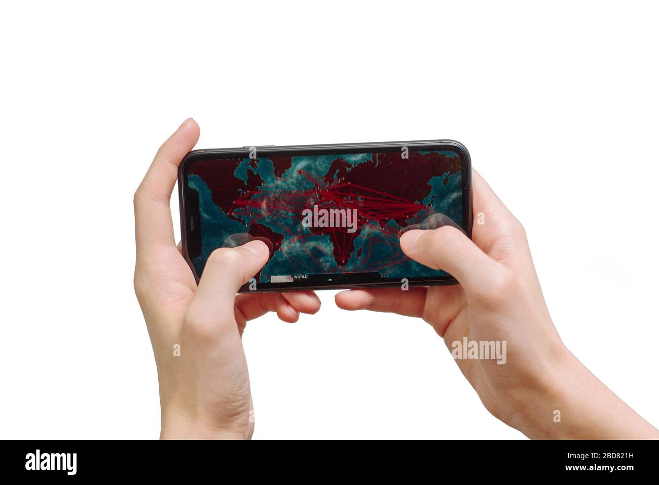 Samara Russie - 04.05.2020: Mains tenant un smartphone iPhone 11 avec Plague Inc: Jeu évolué sur écran d'affichage, éditorial illustratif. Banque D'Images