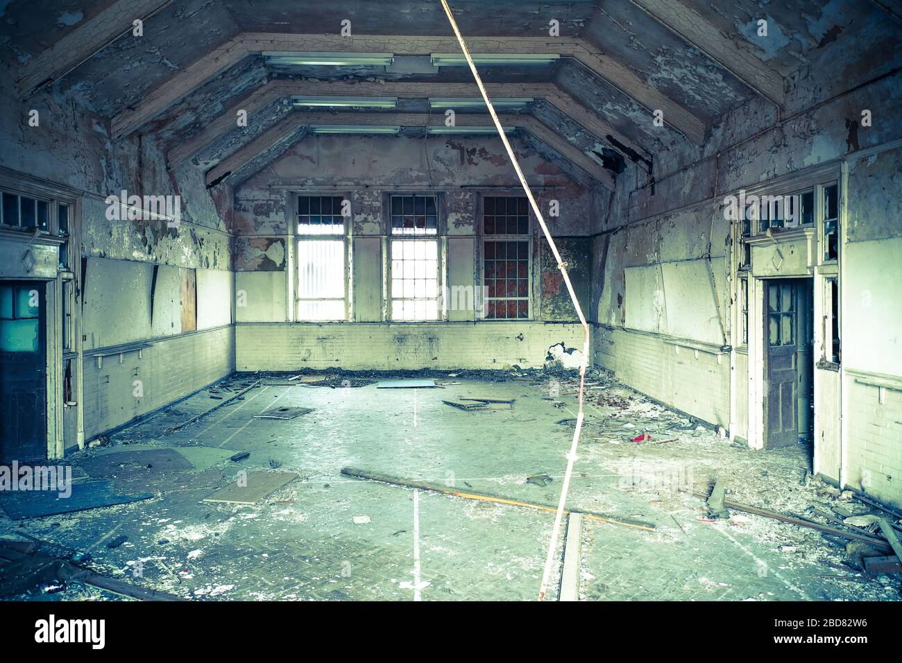 Intérieur de l'ancien bâtiment scolaire délicté Banque D'Images