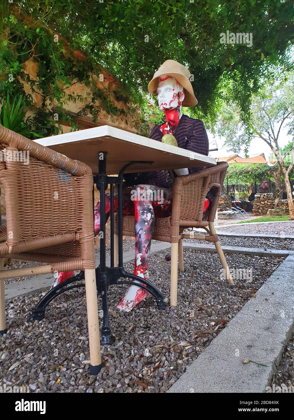 Les peintures et les habillées présentent un faux salon sur une table de jardin, Espagne, Iles Baléares, Majorque Banque D'Images