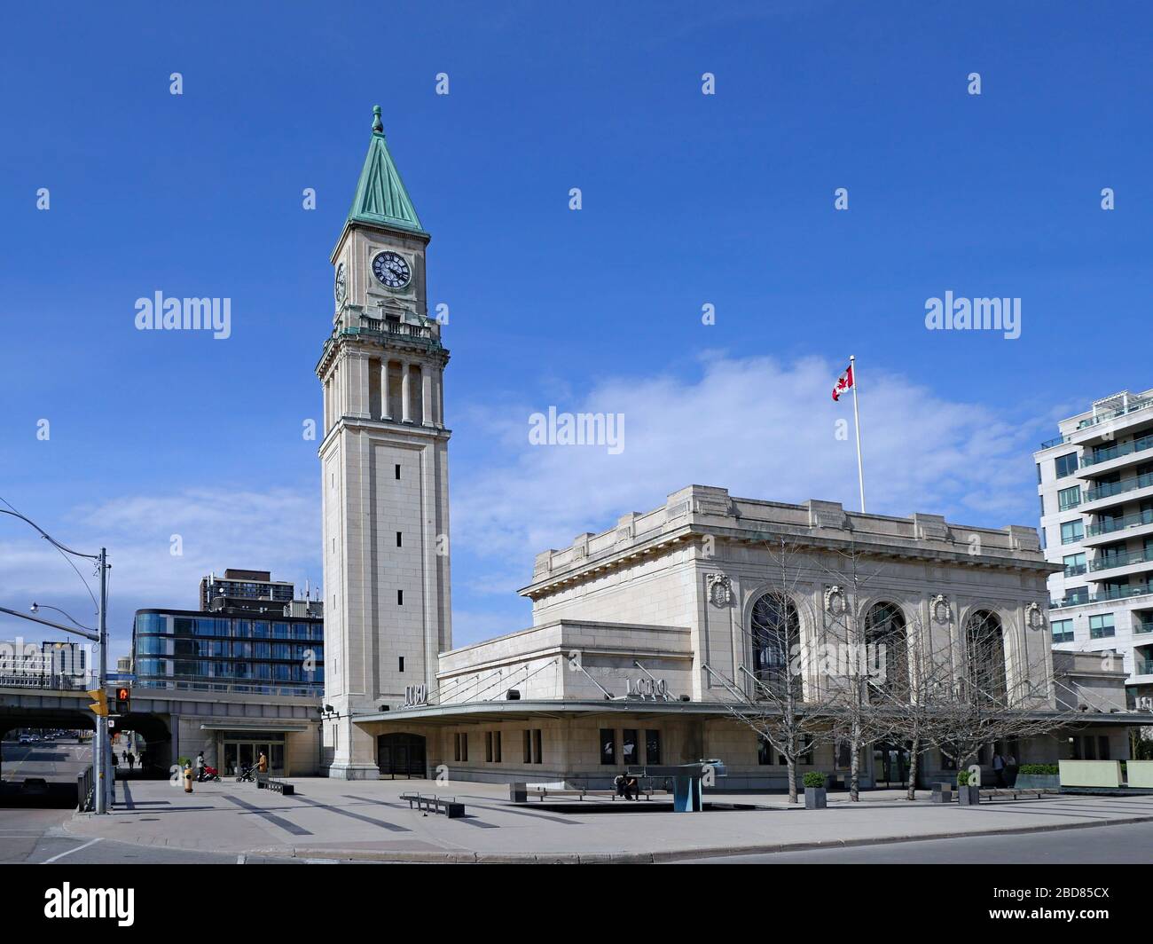 TORONTO - AVRIL 2020 : la gare ferroviaire de style Beaux Arts du Nord de Toronto, construite en 1916, a été transformée en magasin de spiritueux. Banque D'Images