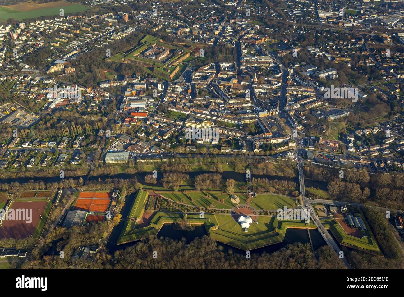 Centre ville de Juelich avec Brueckenkopf au bord du fleuve Rur et forteresse, 29.01.2014, vue aérienne, Allemagne, Rhénanie-du-Nord-Westphalie, Bas-Rhin, Juelich Banque D'Images Centre ville de Juelich avec Brueckenkopf au bord du fleuve Rur et forteresse, 29.01.2014, vue aérienne, Allemagne, Rhénanie-du-Nord-Westphalie, Bas-Rhin, Juelich Banque D'Images