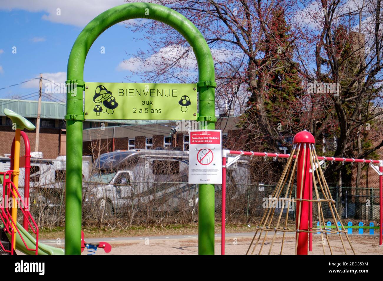 Fermé aire de jeux pour enfants avec panneau d'avertissement COVID 19 à Montréal Banque D'Images