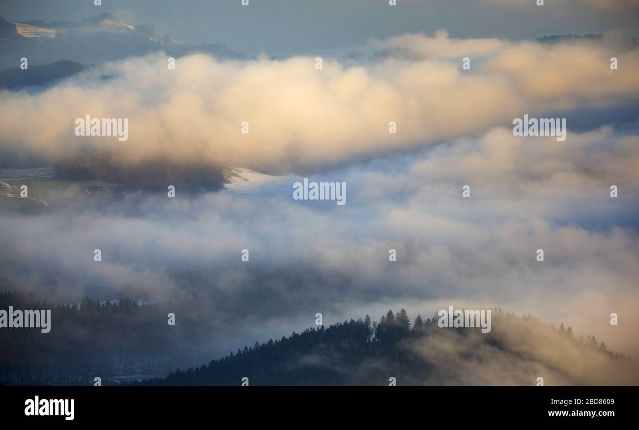 Nuages sur les collines du Sauerland, 13.02.2015, vue aérienne, Allemagne, Rhénanie-du-Nord-Westphalie, Sauerland, Marsberg Banque D'Images