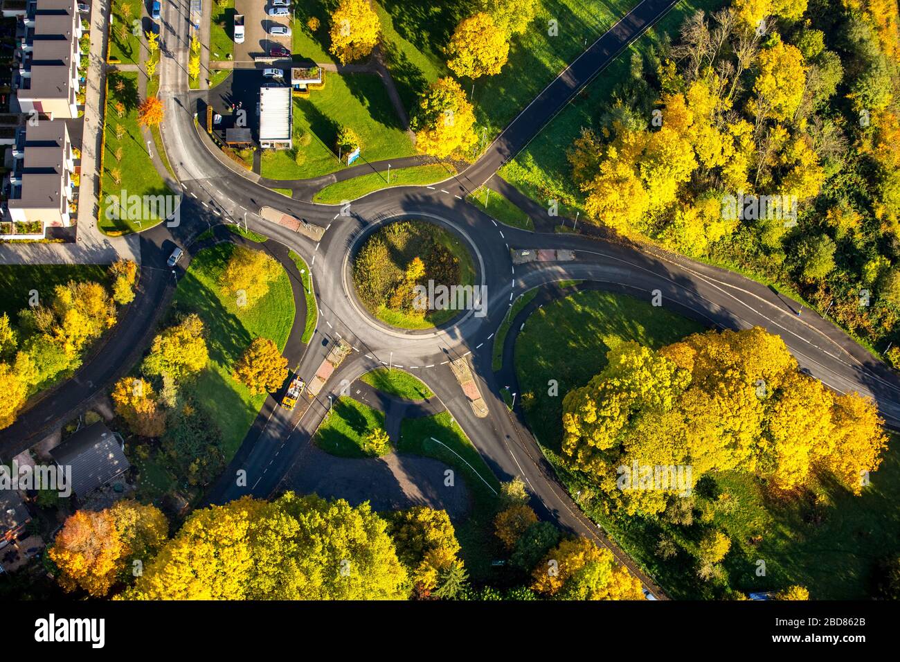 , rond-point de Dilldorfer Street dans une forêt automnale à Kupferdreh, 23.10.2015, vue aérienne, Allemagne, Rhénanie-du-Nord-Westphalie, Ruhr Area, Essen Banque D'Images