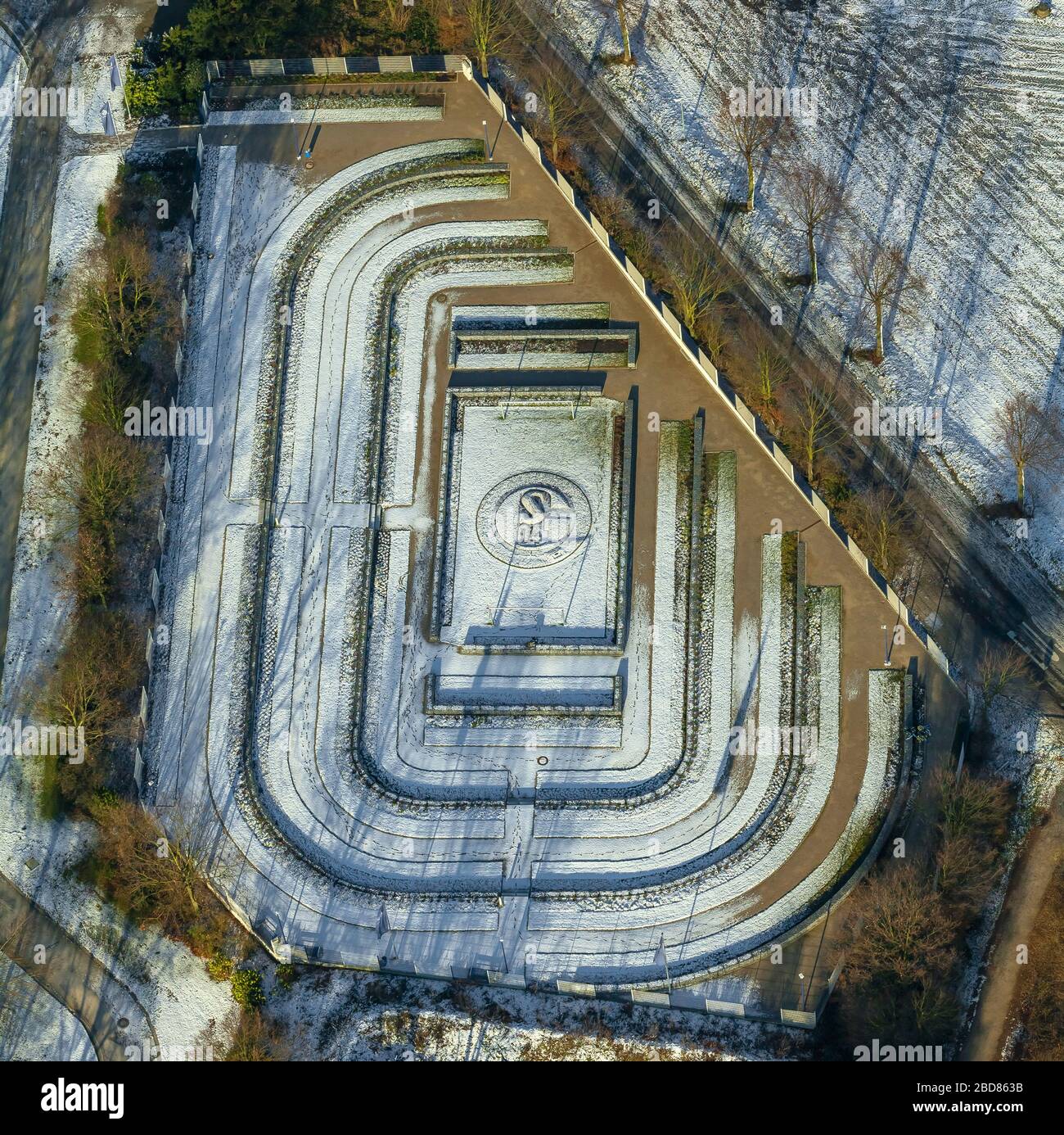 Fan Trailgraveyard du club Schalke 04 tradition du football dans le cimetière Beckhausen-Sutum en hiver, 28.12.2014, vue aérienne, Allemagne, Rhénanie-du-Nord-Westphalie, région de la Ruhr, Gelsenkirchen Banque D'Images Fan Trailgraveyard du club Schalke 04 tradition du football dans le cimetière Beckhausen-Sutum en hiver, 28.12.2014, vue aérienne, Allemagne, Rhénanie-du-Nord-Westphalie, région de la Ruhr, Gelsenkirchen Banque D'Images