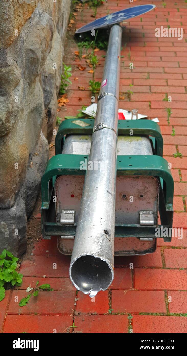 Frappé par le panneau de signalisation sur le chemin, Allemagne, Rhénanie-du-Nord-Westphalie Banque D'Images