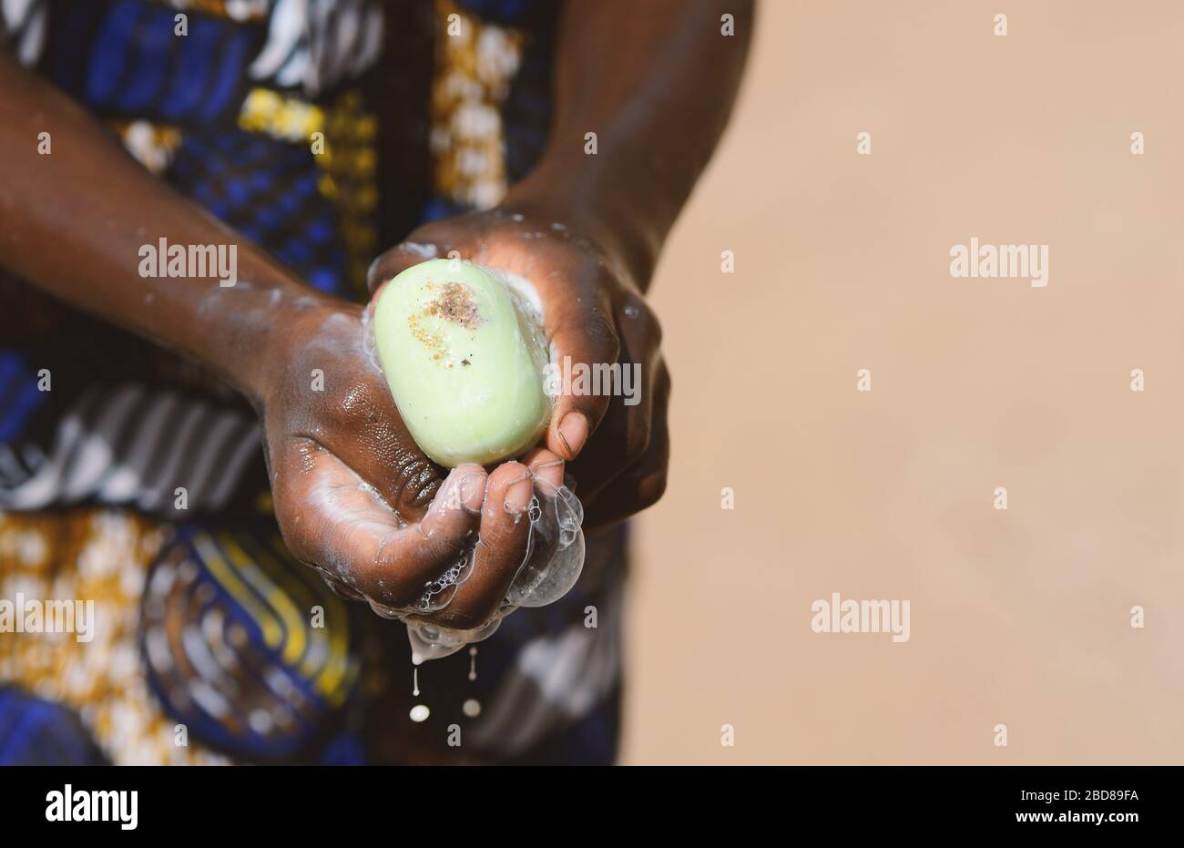 Gros plan sur le Black Boy africain se laver les mains pour éviter de contacter un virus comme le Coronavirus Banque D'Images