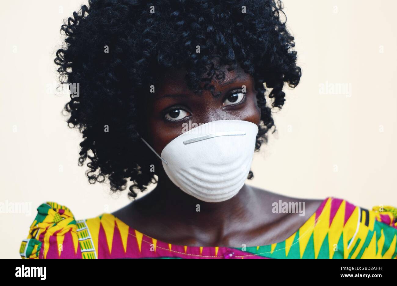 Femme africaine gros plan poser avec masque facial pour protéger contre les infections des bactéries, des virus et des épidémies Banque D'Images