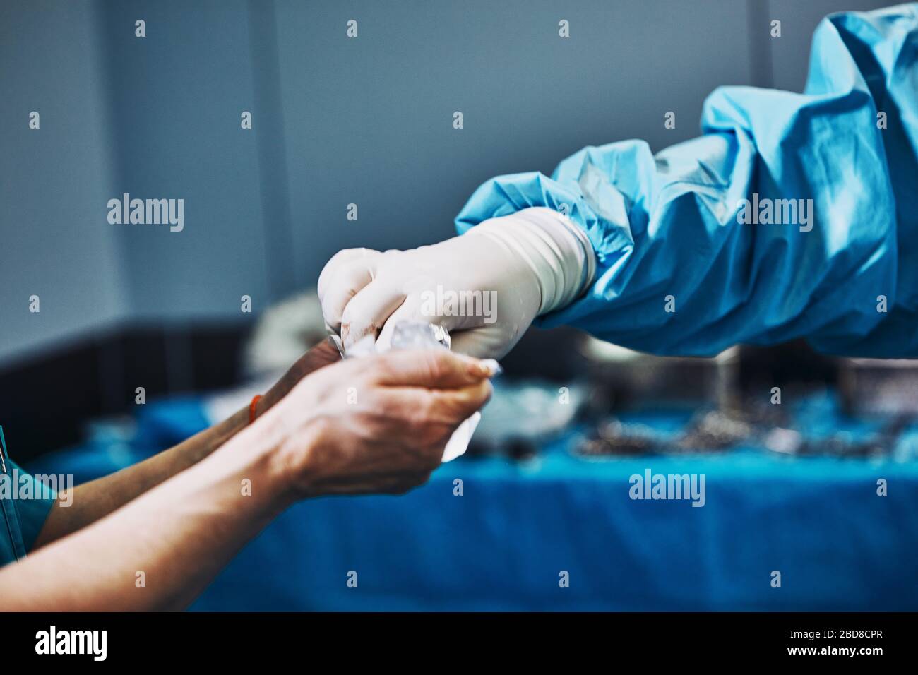 Close-up de l'instrument médical qui passe par l'assistant chirurgien à par Banque D'Images