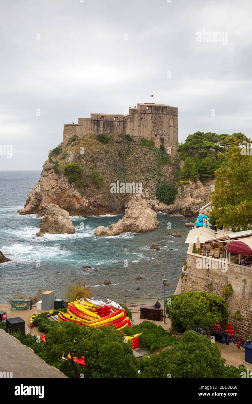Port ouest de Dubrovnik, avec fort Lovrijenac. Une crique avec plage et kayaks. Banque D'Images