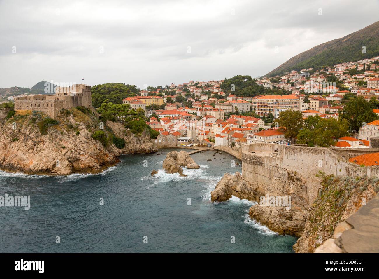 Vue sur le port ouest de Dubrovnik, y compris le fort Lovrijenac, depuis les murs de la vieille ville. Banque D'Images
