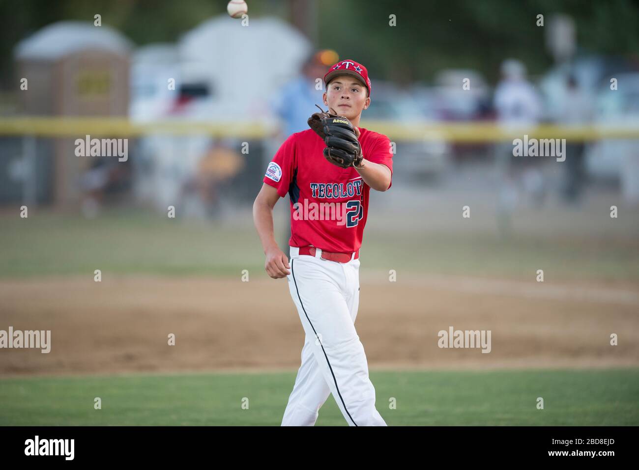 un joueur de baseball en adolescence sur le point de prendre une balle sur le terrain Banque D'Images